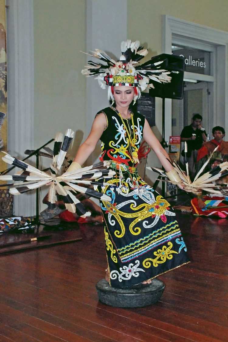 jenis tari tunggal Tari Kancet Ledo dari Kalimantan (Dayak Kenyah)