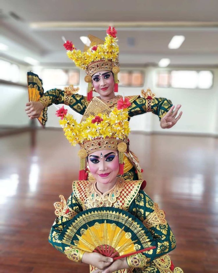 foto dua penari tari legong