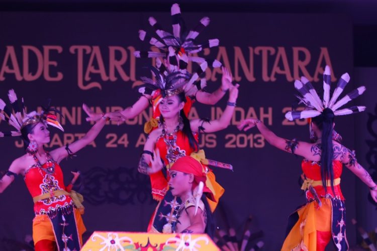 ilustrasi festival tari mandau