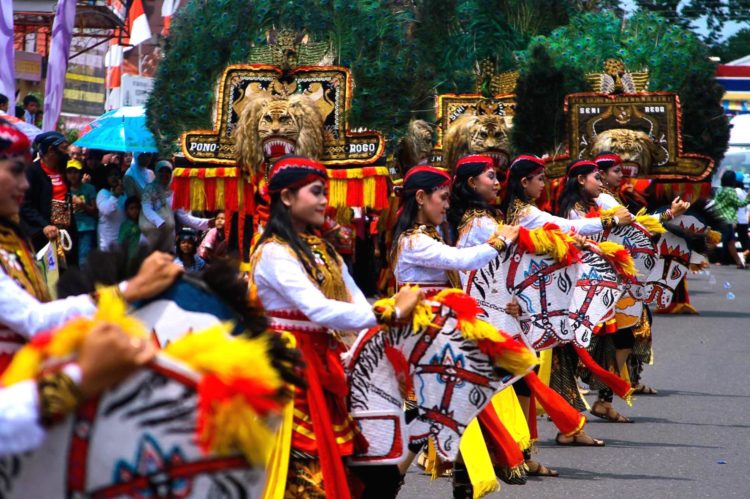 gambar foto busana dan properti tari reog ponorogo