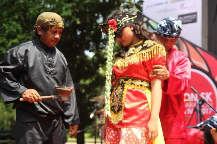 Tari sintren dibantu oleh dalang sintren yang bertugas untuk memanggil roh