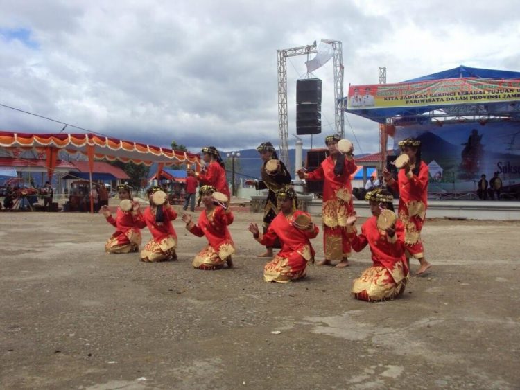 pola lantai tari rangguk ayak