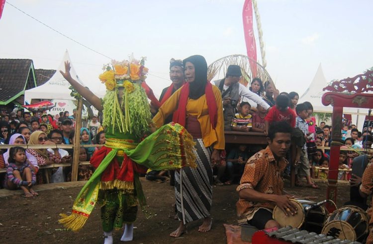 tari seblang diiringi instrumen dari gamelan