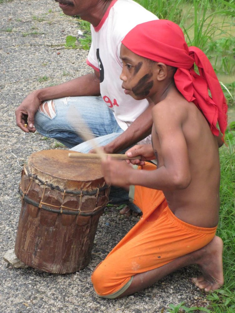 musik yang mengiringi tari cakalele