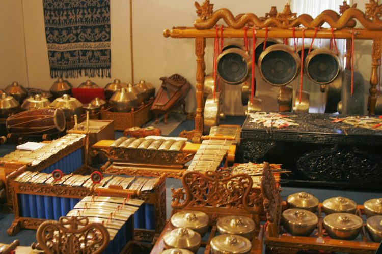 gamelan mengiringi tari gambyong