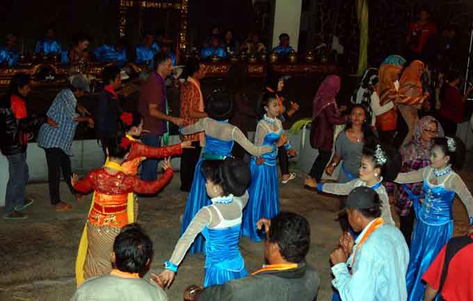 tari ronggeng diiringi oleh