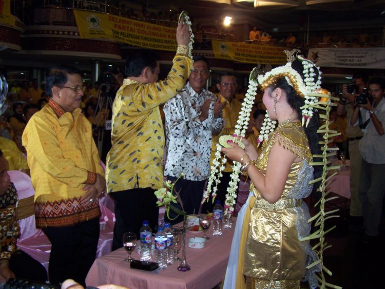 persembahan kembang bogem tari baksa kembang