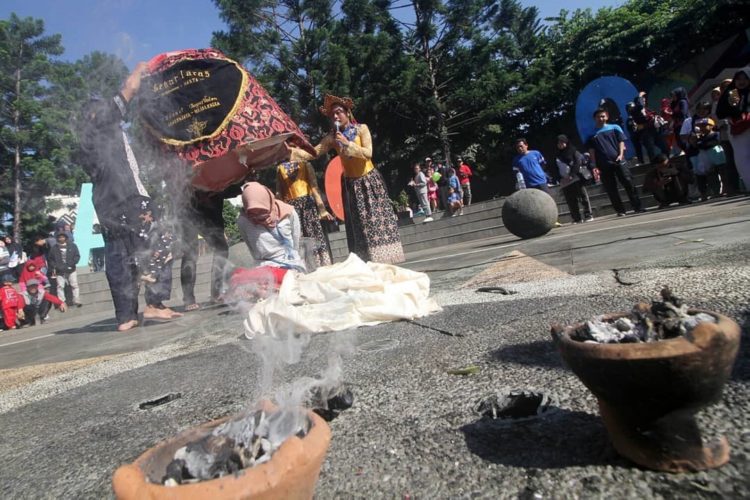 properti tari sintren antara lain kemenyan dan sesaji