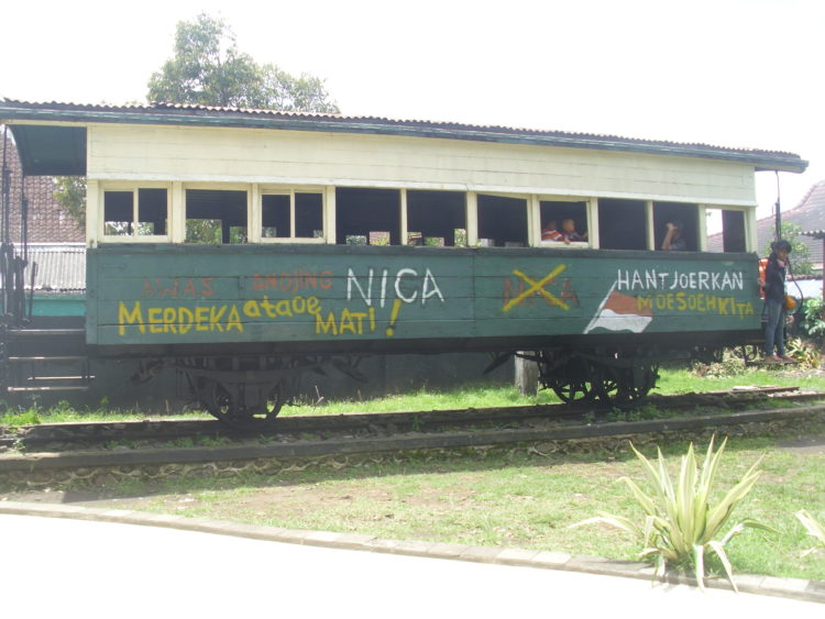 foto kereta lokomotif dalam perang ambarawa