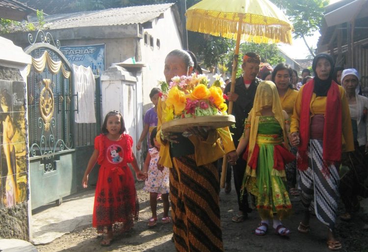 penari tari seblang olehsari kirab bersama rombongan