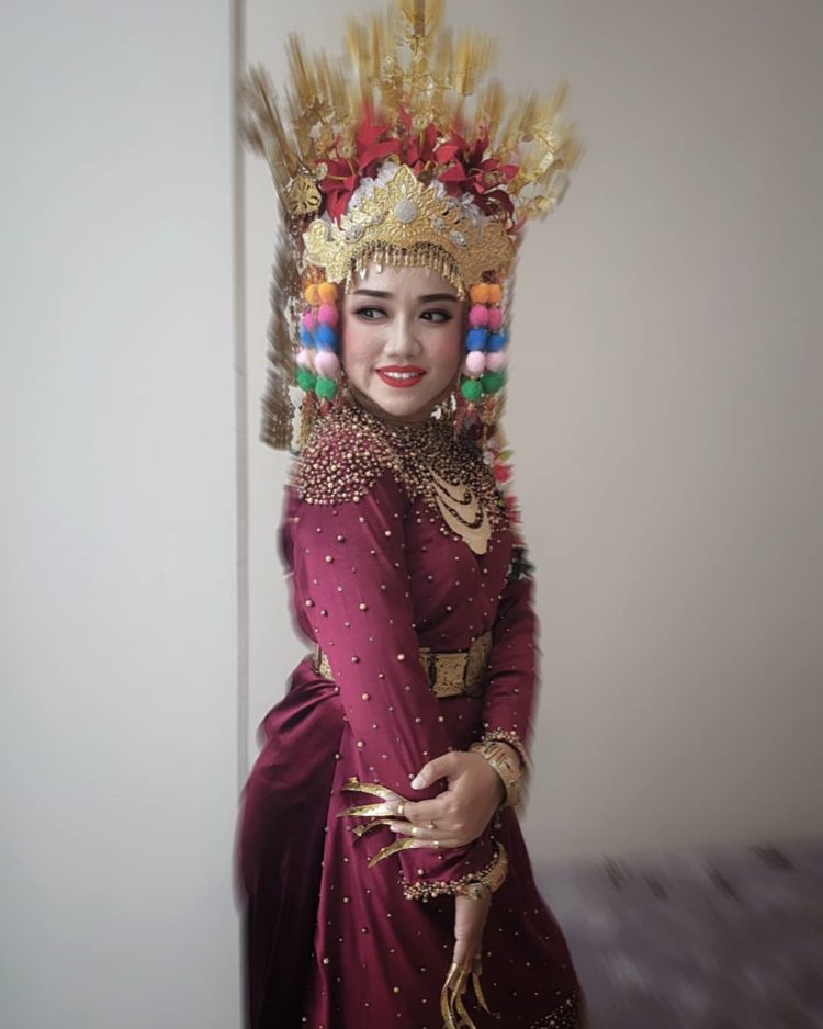 Penari pendamping tari Gending Sriwijaya menggunakan mahkota pilis