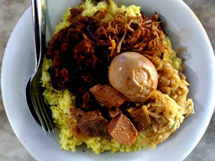 nasi kuning makanan khas Kalimantan Utara