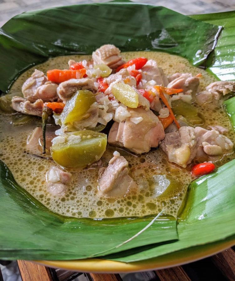 makanan khas bali bernama Garang Asem disajikan dengan daun pisang