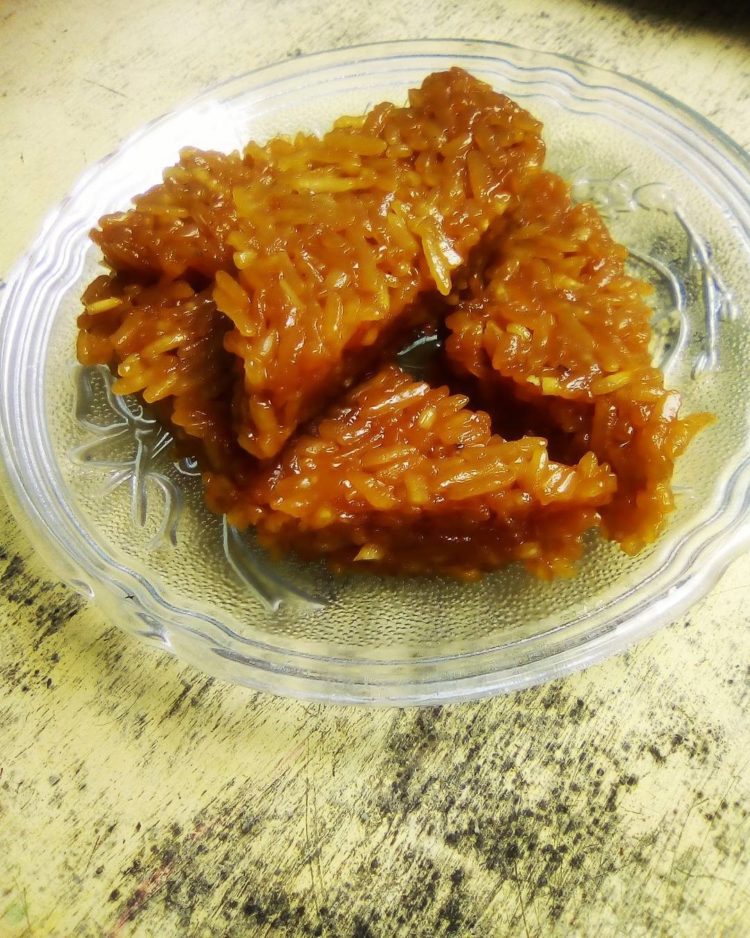 makanan khas bali bernama Jaja Wajik disajikan diatas piring
