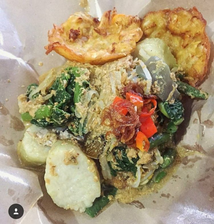 makanan khas bali bernama Jukut Serapah porsi lengkap