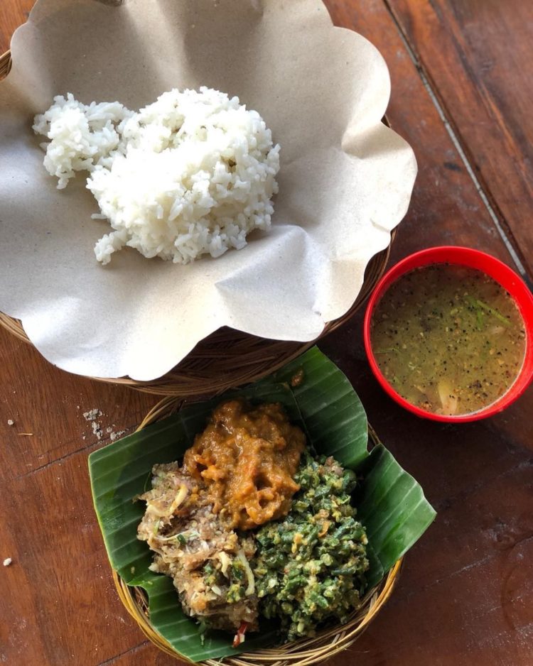 makanan khas bali bernama Komoh lengkap dengan nasi