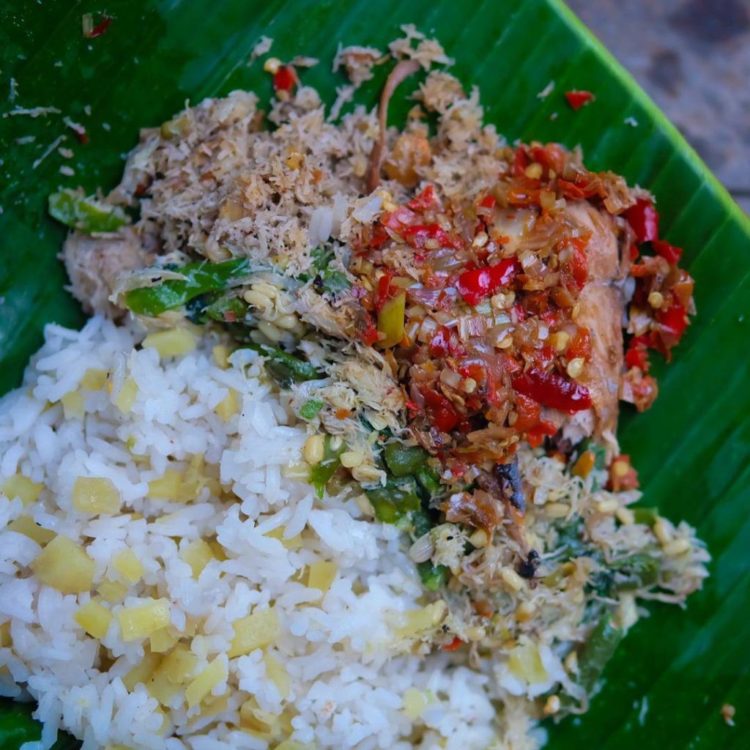 makanan khas bali bernama Nasi Sela disajikan dengan daun pisang