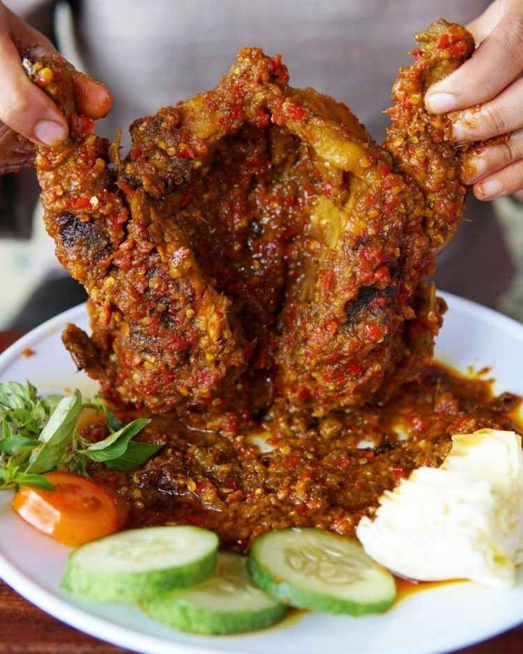 makanan khas bali bernama ayam betutu disajikan dipiring