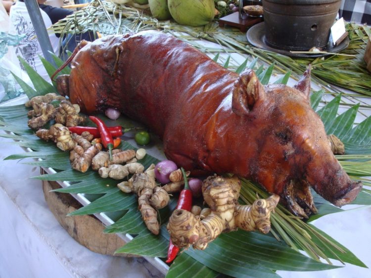 makanan khas bali bernama babi guling anak babi utuh