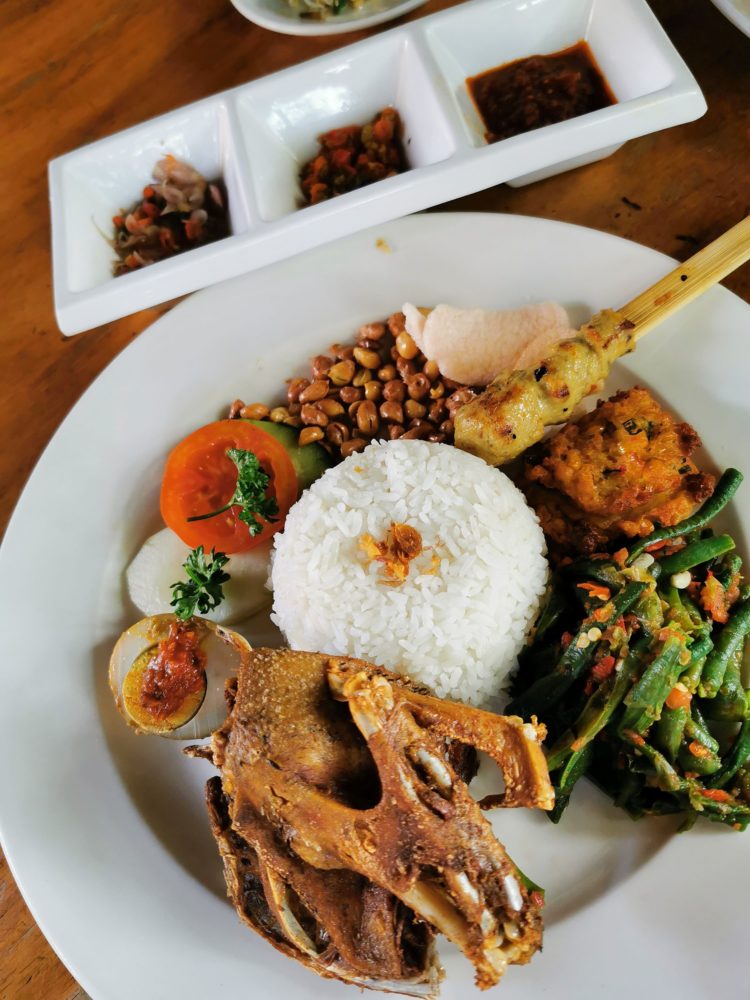 makanan khas bali bernama bebek bengil atau bebek goreng krispi