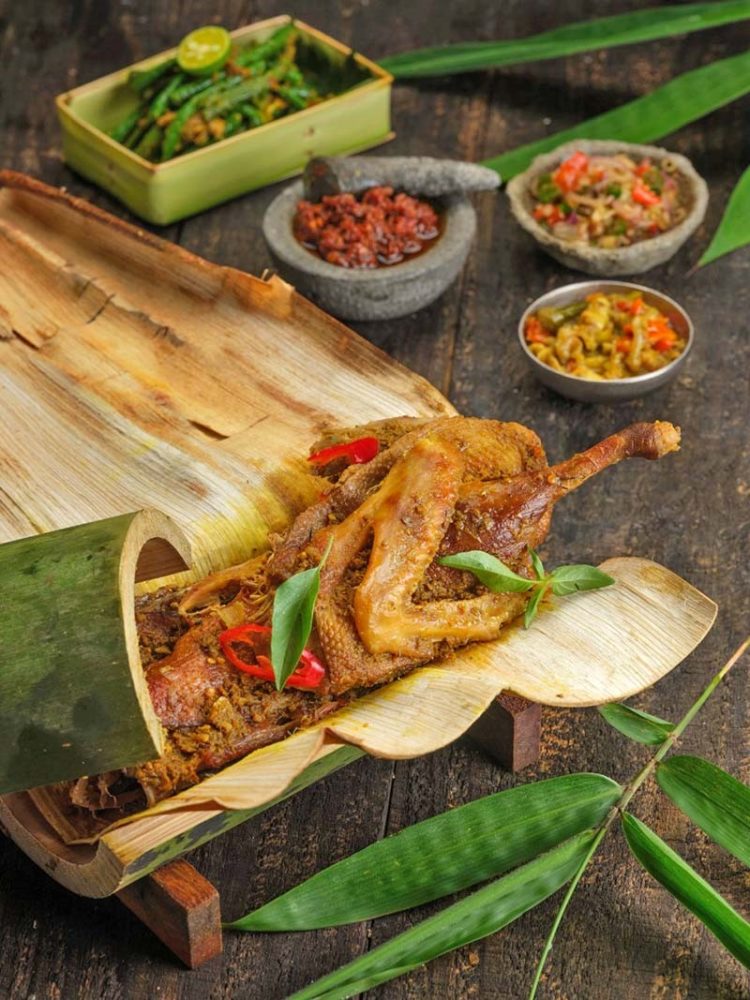 makanan khas bali bernama bebek timbungan atau bebek dalam bambu