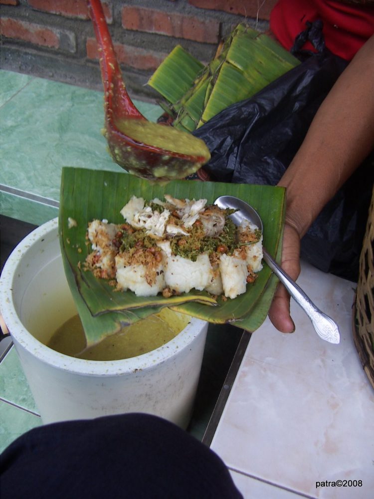 makanan khas bali bernama blayag disajikan dengan daun