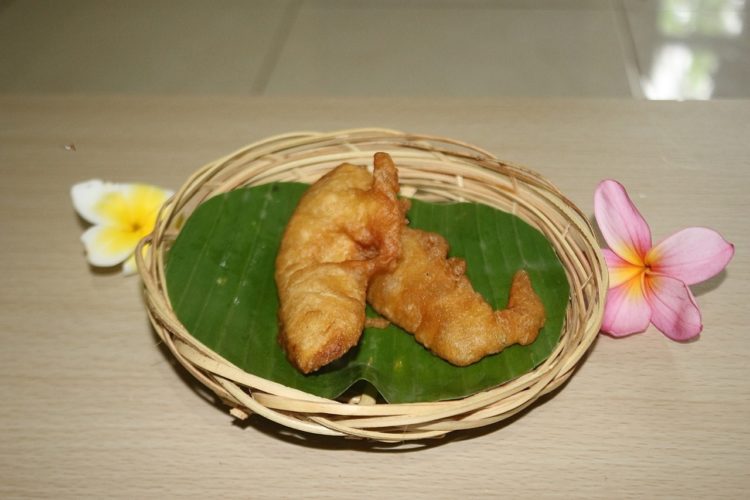 makanan khas bali bernama jaja godoh atau pisang goreng