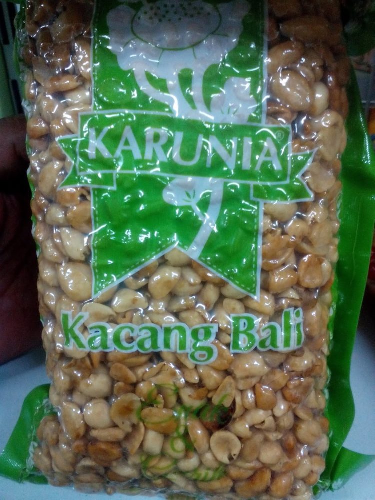 makanan khas bali bernama kacang asin sebagai oleh-oleh