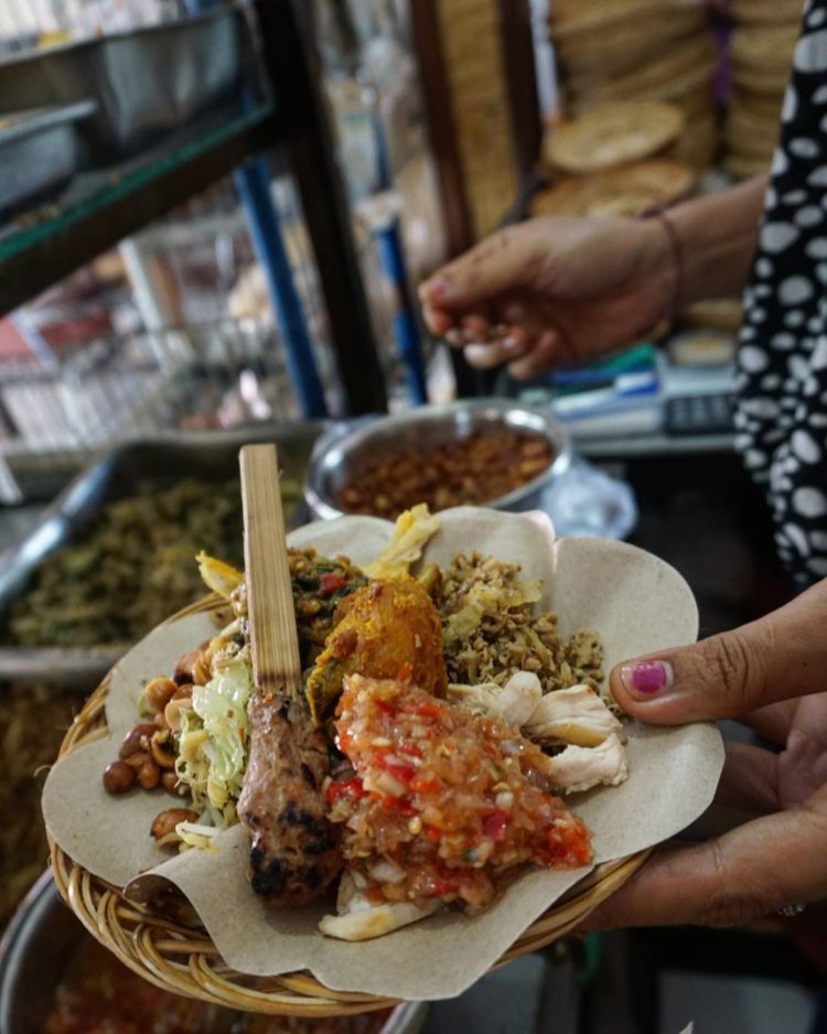 makanan khas bali bernama lawar kuwir dipiring kertas