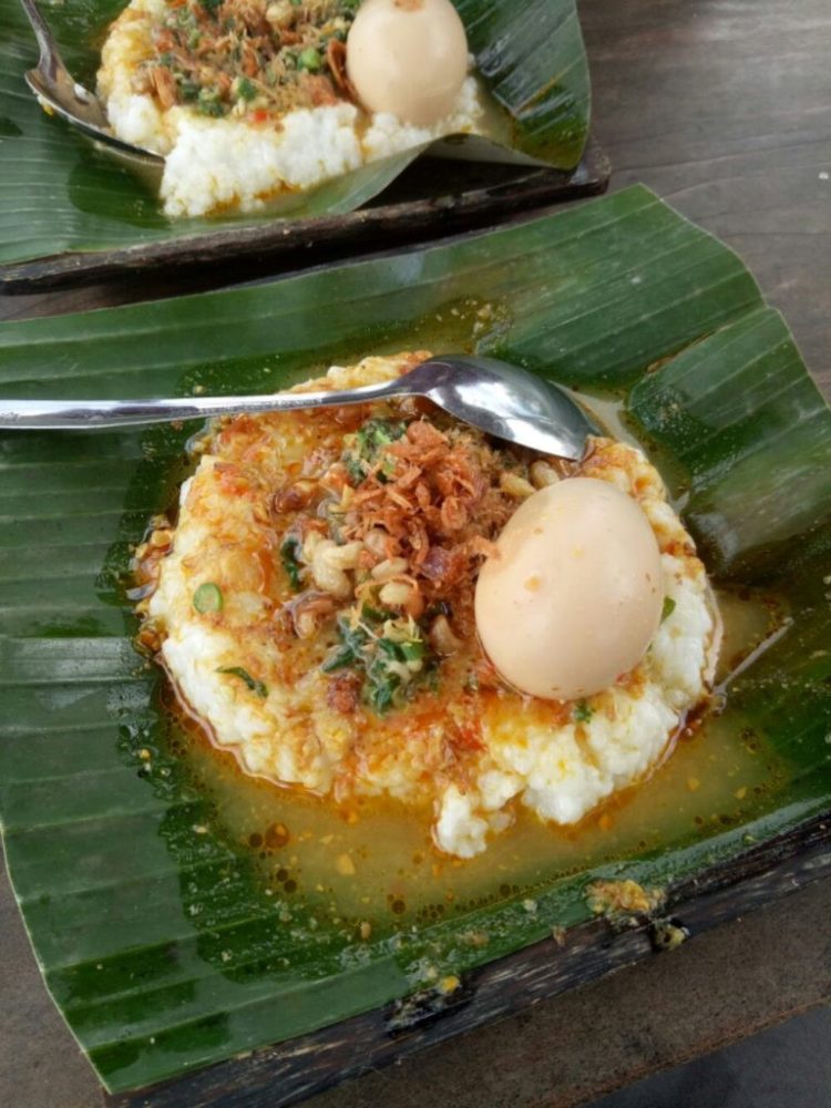 makanan khas bali bernama nasi bubuh lengkap dengan telur