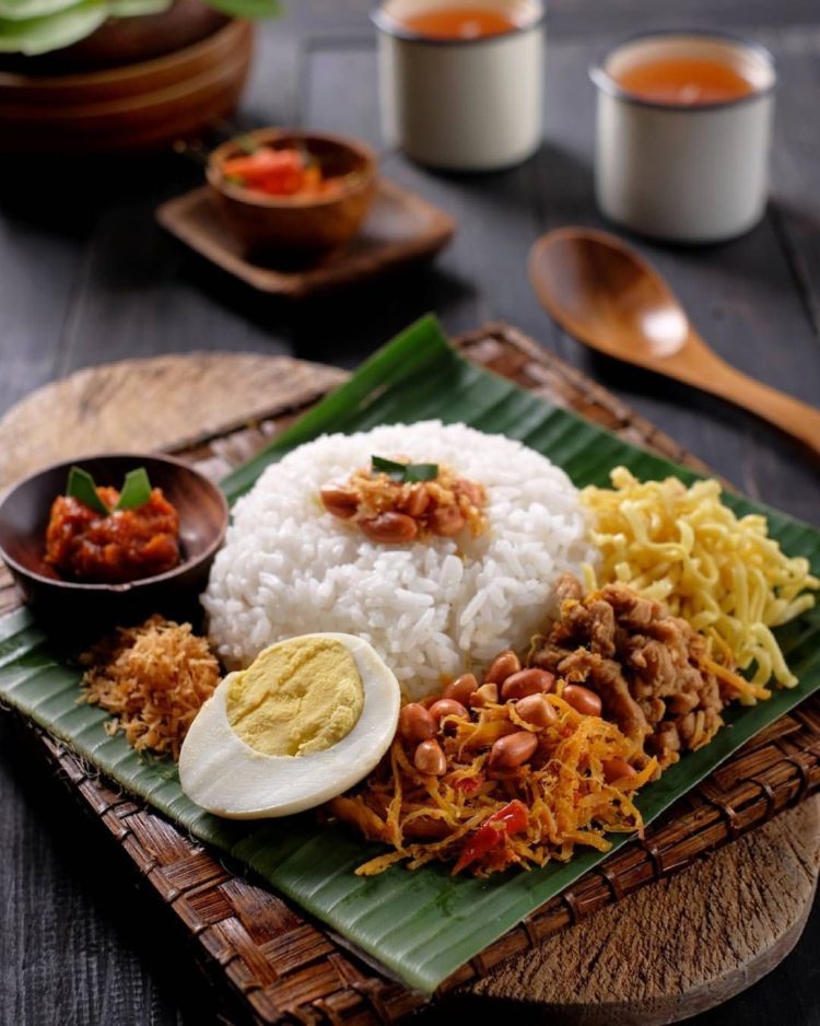 makanan khas bali bernama nasi jinggo porsi lengkap
