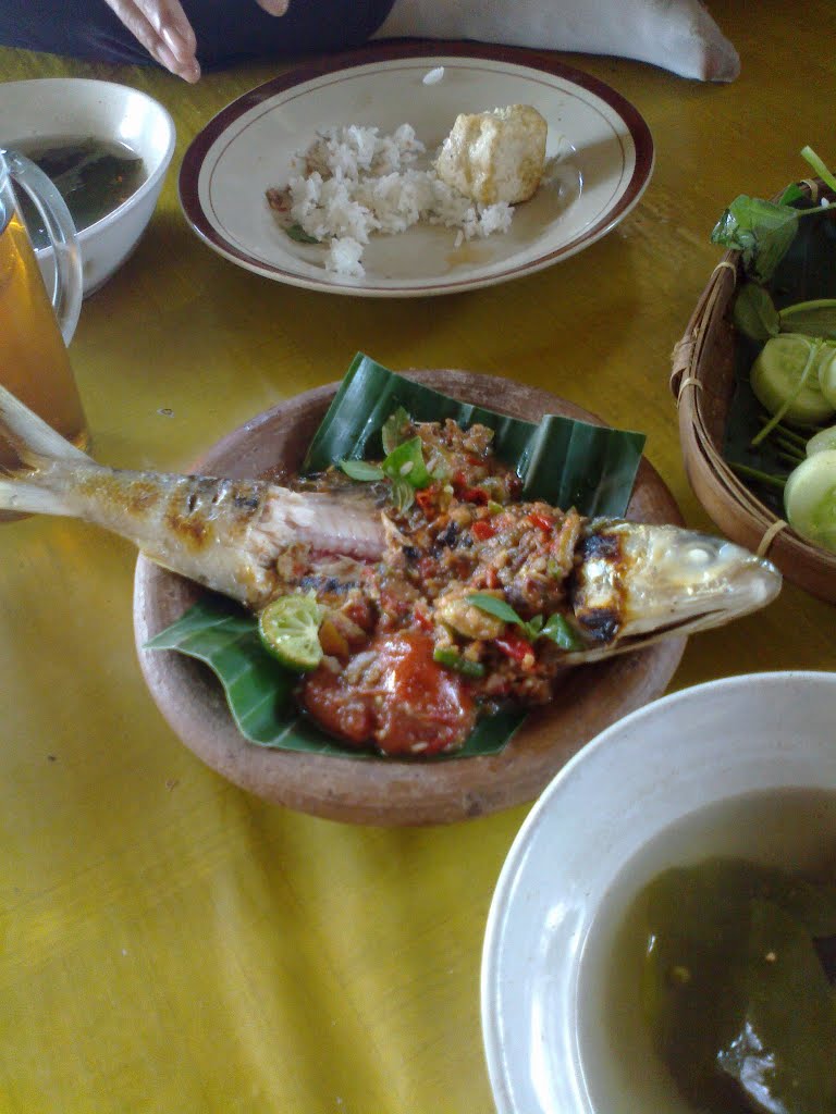foto makanan khas banten pecak bandeng