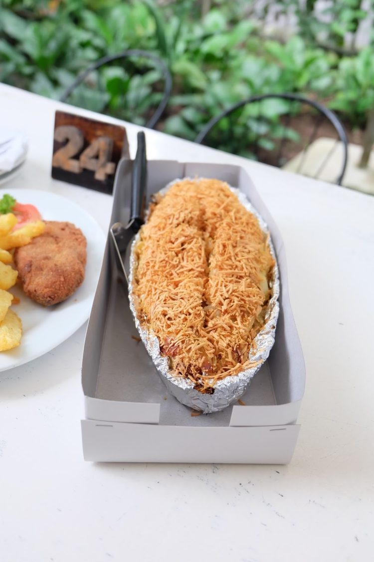 makanan khas bogor Macaroni Panggang terdiri dari