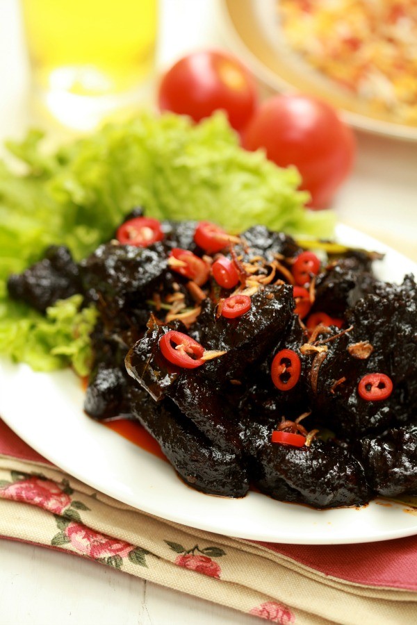 daging masak hitam adalah makanan khas jambi 
