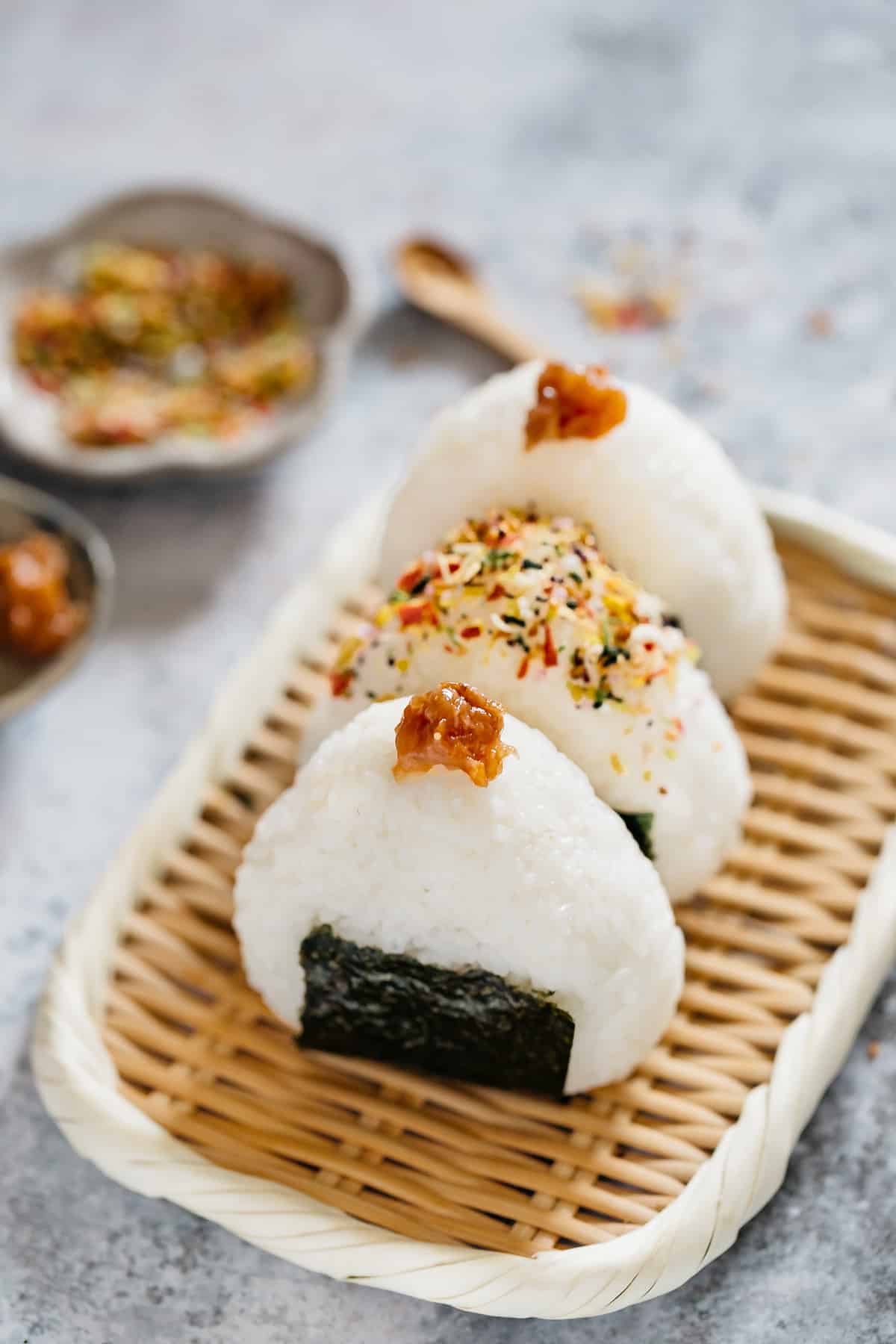 foto makanan khas jepang onigiri