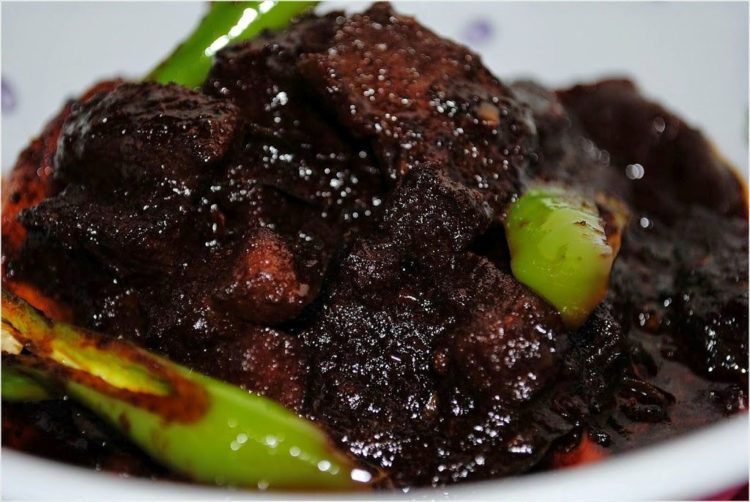 daging masak bumi hangus adalah makanan khas kalimantan timur 