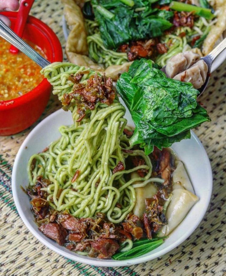  mie hijau adalah makanan khas kalimantan timur