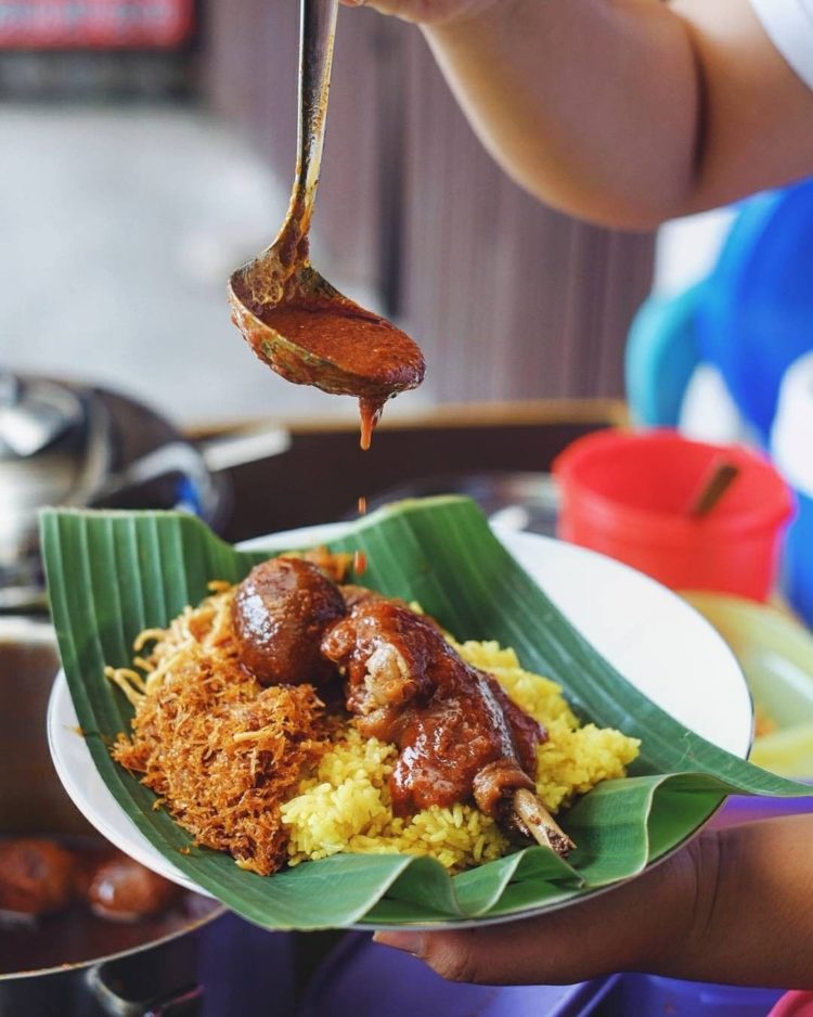 nasi kuning adalah makanan khas kalimantan timur 