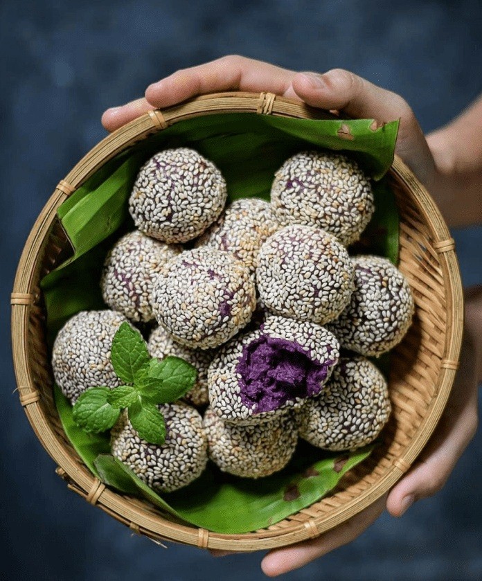 onde-onde ungu adalah makanan khas kalimantan timur 