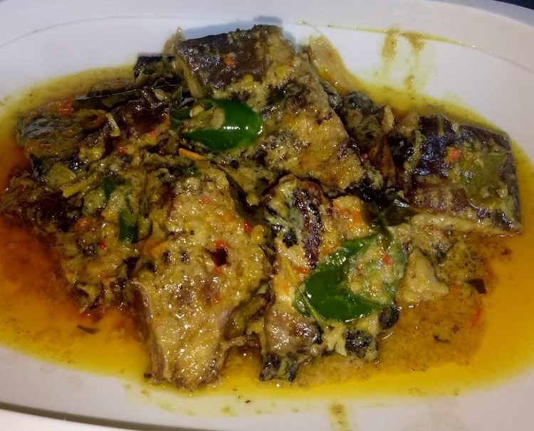 ikan pari asap masak santan adalah makanan khas madura