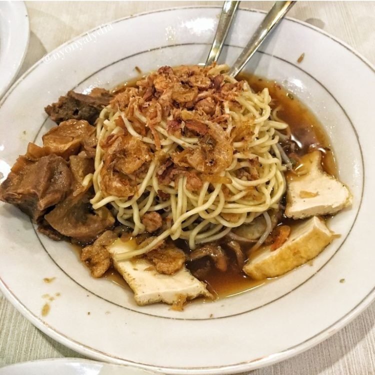 lontong mie madura adalah makanan khas madura