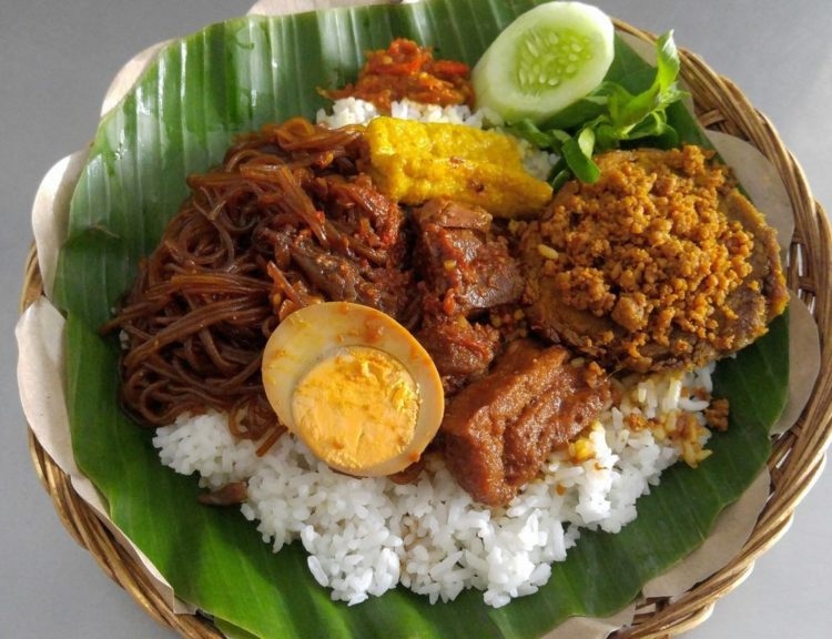 nasi campur adalah makanan khas madura