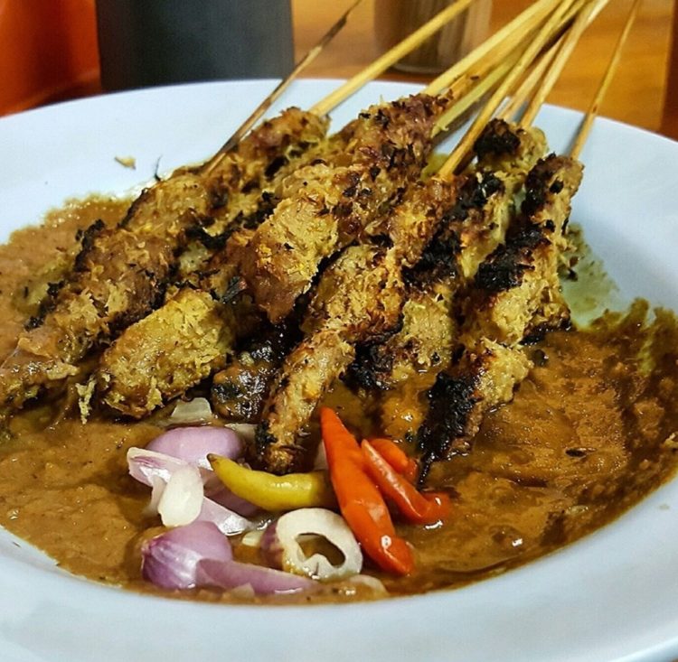 sate kelapa muda adalah makanan khas madura