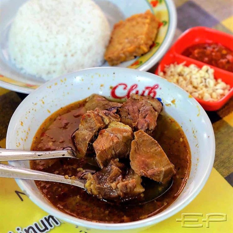 rawon merah adalah makanan khas malang