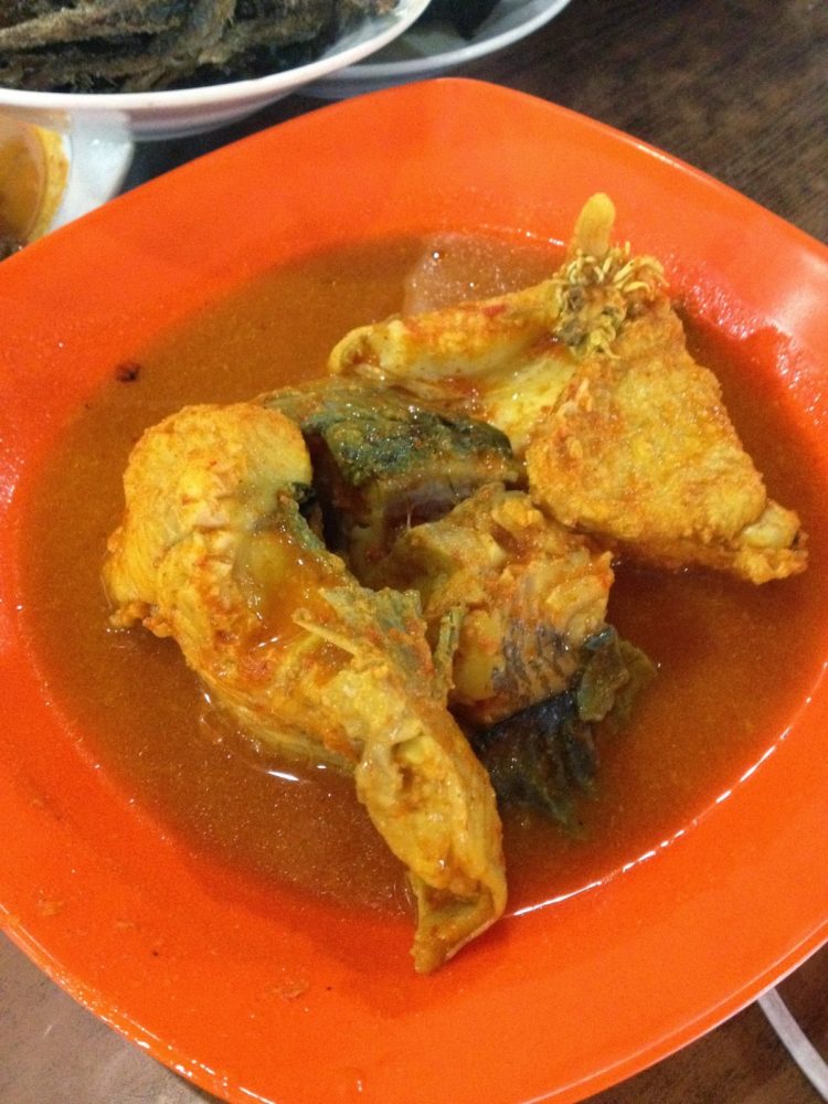 foto makanan khas riau asam pedas ikan baung