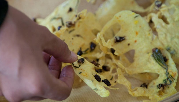 foto makanan khas riau peyek jangkrik