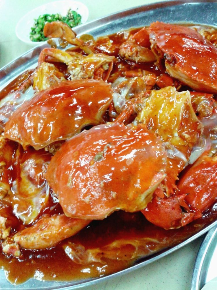 nama makanan khas singapura yang pedas kepiting saus