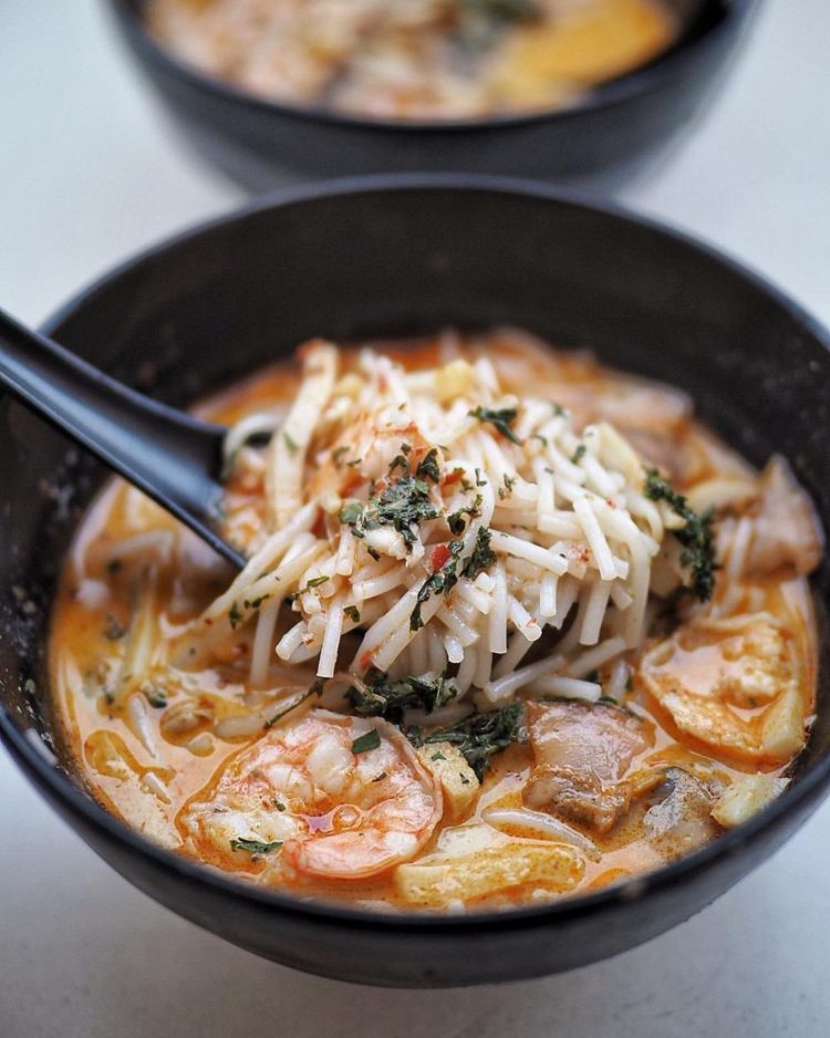 gambar makanan khas singapura yang berkuah laksa singapura