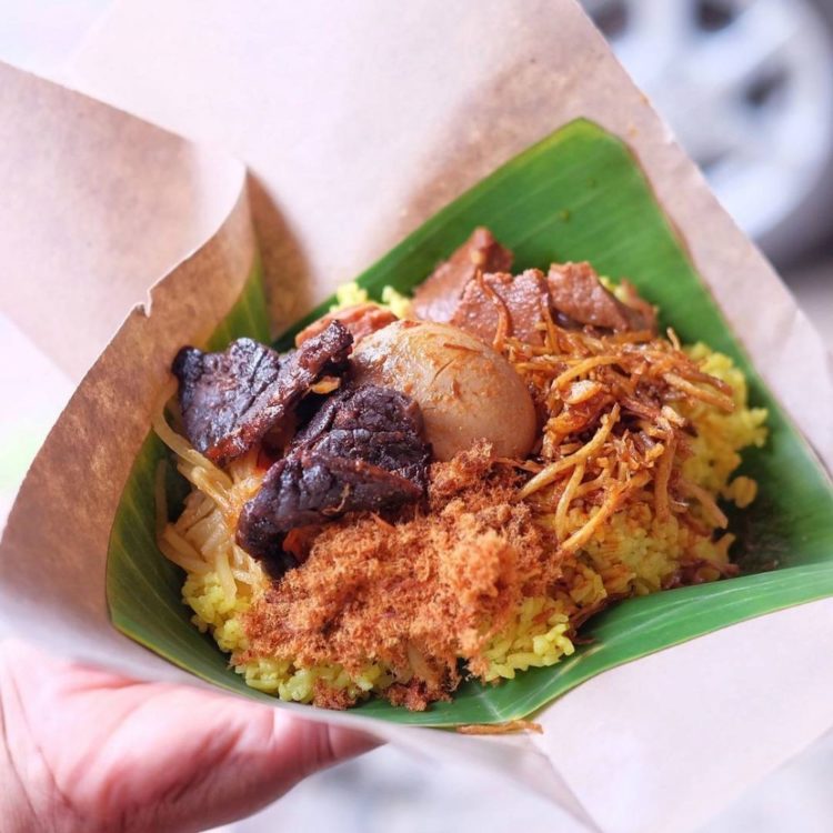 nasi kuning adalah makanan khas sulawesi tengah 