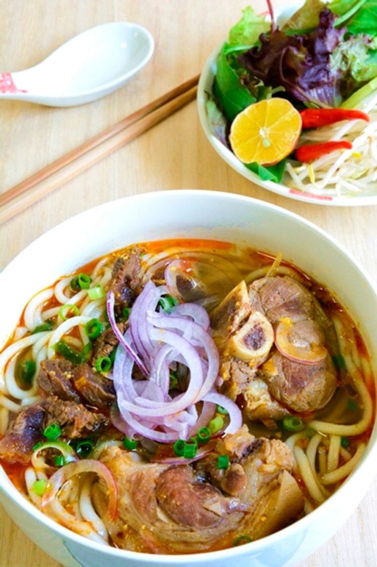 makanan khas vietnam Bún Bò Huế terdiri atas